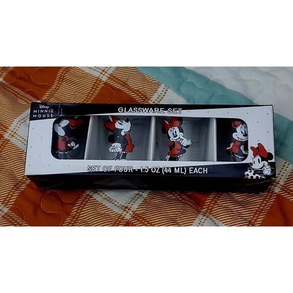 NWT DISNEY MINNIE MOUSE COLLECTIBLE MINI GLASS SET - Picture 1 of 5